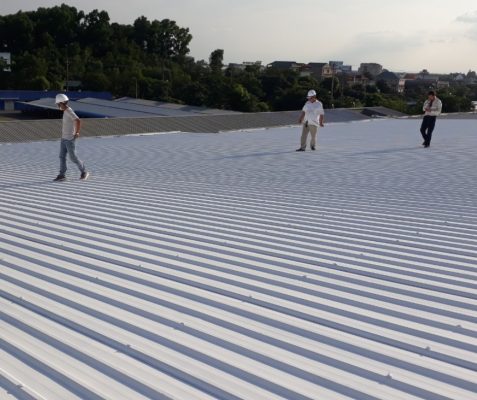 Thợ sơn chống nóng mái tôn tại Quận 3