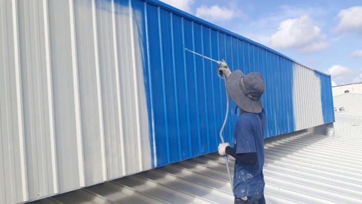 Thợ sơn chống nóng mái tôn tại Quận 4