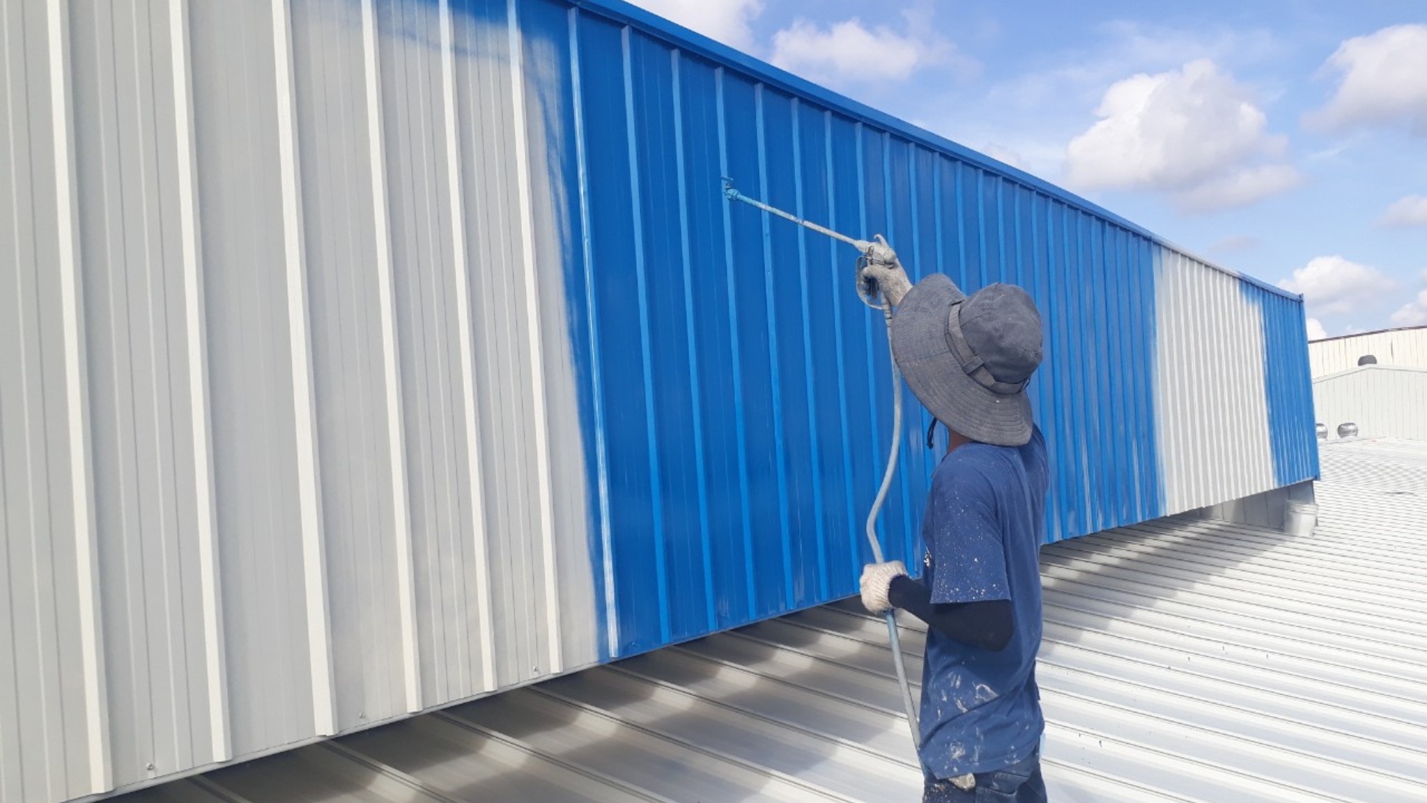 Thợ sơn chống nóng mái tôn tại Quận 4